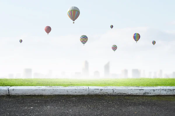 Hava balonu yaz gökyüzünde — Stok fotoğraf