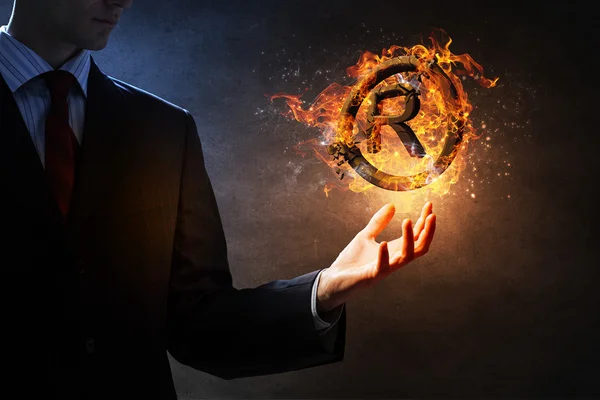 Copyrightsymbolen brinnande i brand — Stockfoto