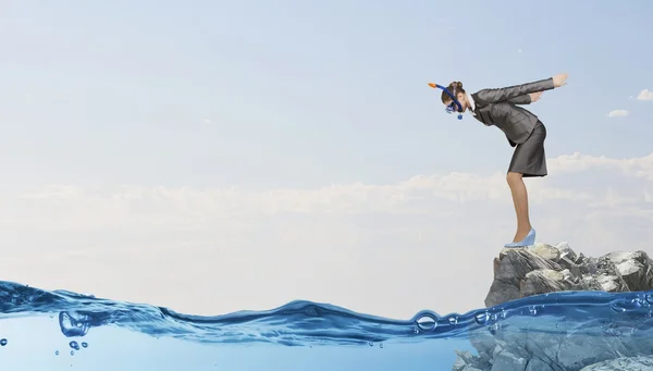 Бизнесмен прыгает в воду — стоковое фото