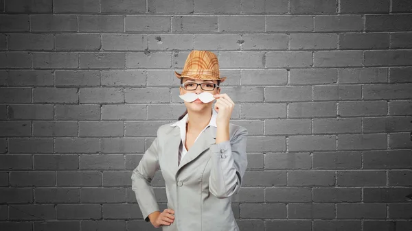 Affärskvinna försöker papper mustasch — Stockfoto