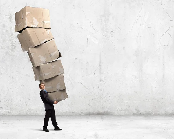 Hombre con cajas de cartón — Foto de Stock