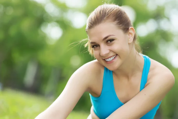 Fille pratiquer des exercices d'étirement — Photo