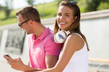 Güzel çift harcama hafta sonu açık havada