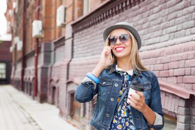 Sokakta yürüyen genç bir kadın