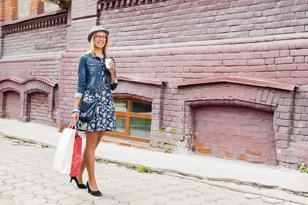 Girl shopping while travel — Stock Photo, Image