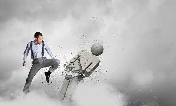 Homem batendo adversário — Fotografia de Stock