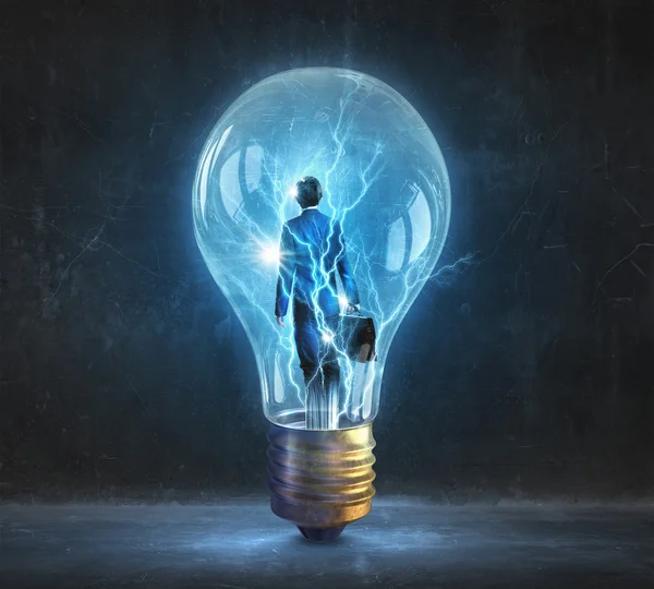 Man i elektriska glödlampan — Stockfoto