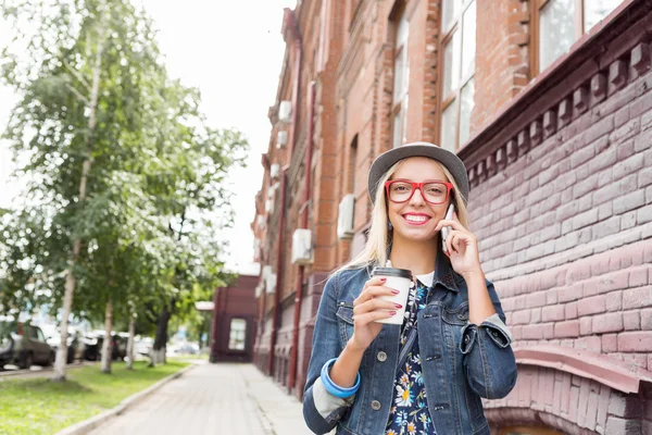 Ung kvinna går nerför gatan — Stockfoto