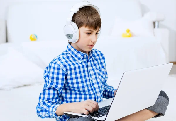 Niño disfrutando del tiempo libre — Foto de Stock