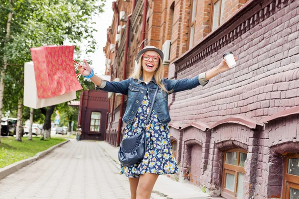 Chica de compras mientras viaja — Foto de Stock