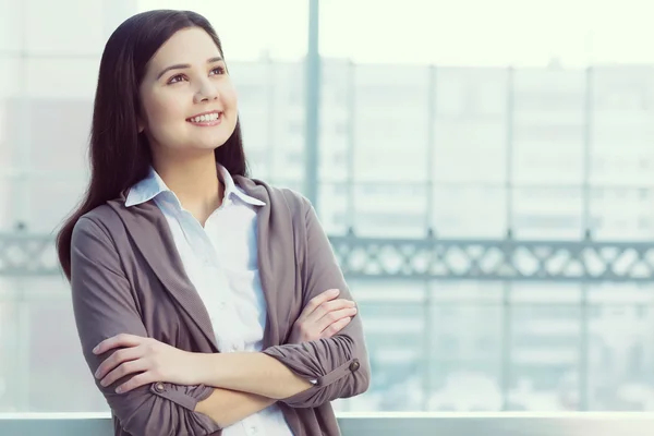 Attraktive Frau im Bürogebäude — Stockfoto