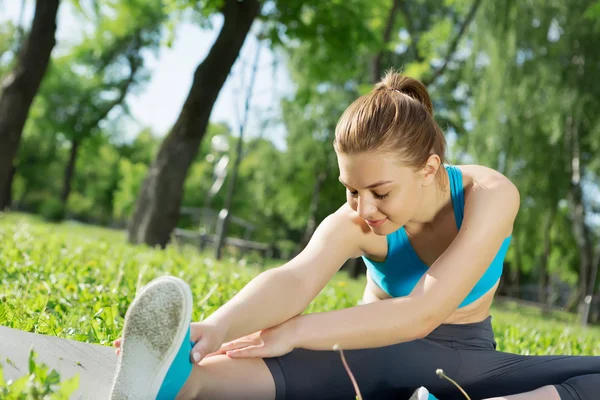 Girl practicing stretching exercises — Stock Photo, Image