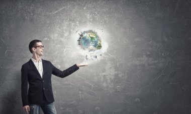Bütün dünya onun elinde