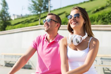 Güzel çift harcama hafta sonu açık havada