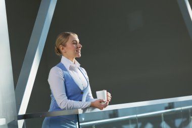 Çekici kadın ofis binası