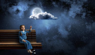 Yukarı dönük çocuk kız