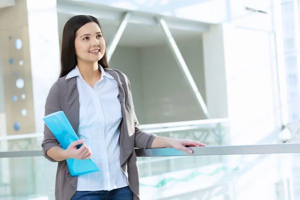 Donna attraente in edificio per uffici — Foto Stock