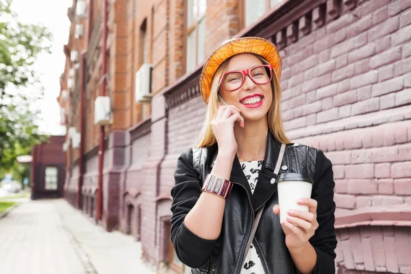 Attraktiv turist se staden — Stockfoto