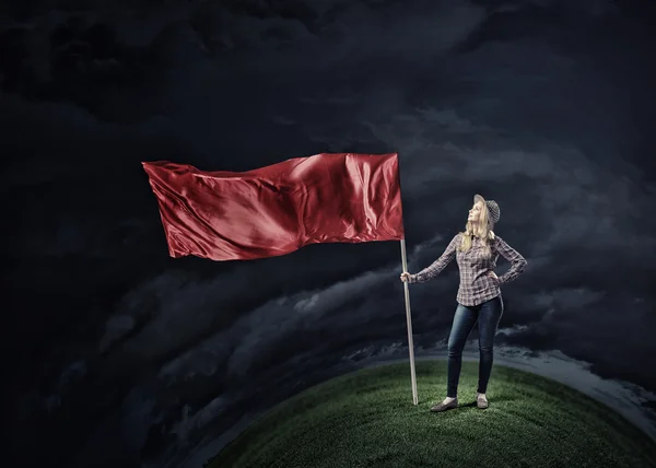 Femme avec drapeau rouge ondulant — Photo