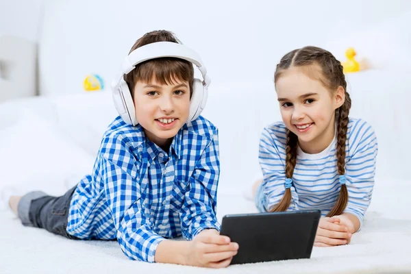 Cute kids gaming on tablet — Stock Photo, Image