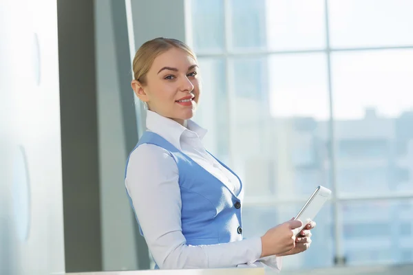 Atractiva mujer en edificio de oficinas — Foto de Stock