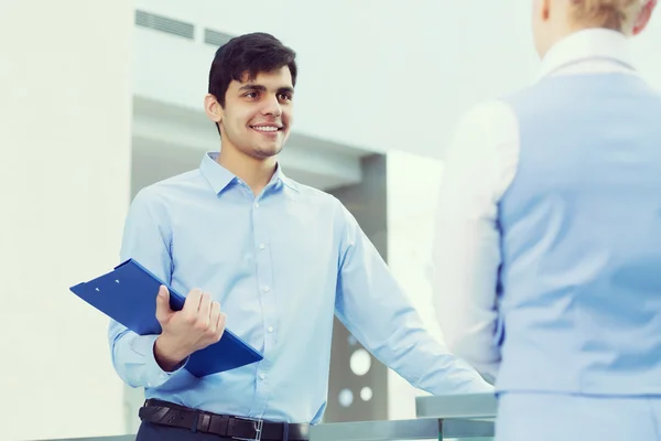 Gente adentro conversando. — Foto de Stock