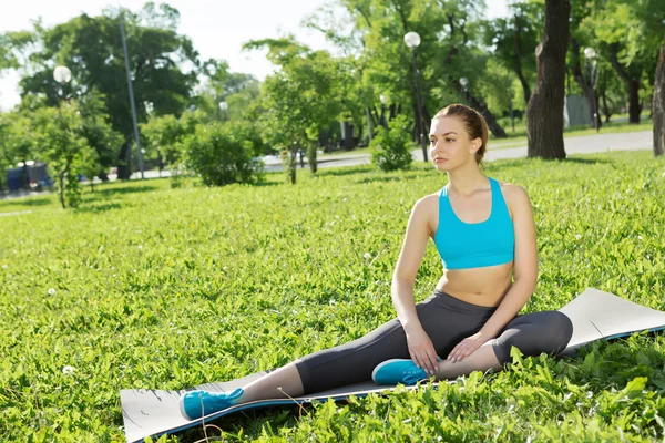 Chica practicando ejercicios de estiramiento — Foto de Stock