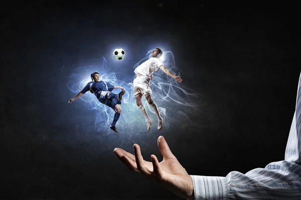 Jogadores de futebol lutando por bola — Fotografia de Stock