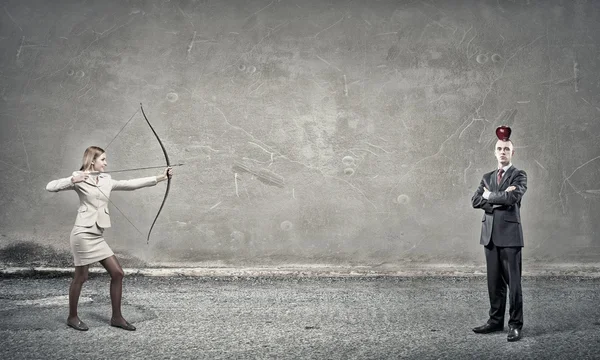 Frau hat ihr Ziel im Visier — Stockfoto