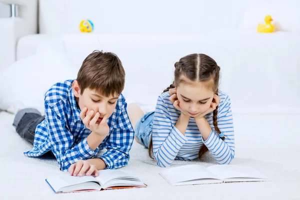 Niedliche Kinder lesen Bücher — Stockfoto