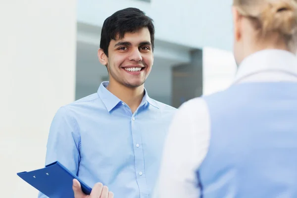 Persone in casa che parlano — Foto Stock