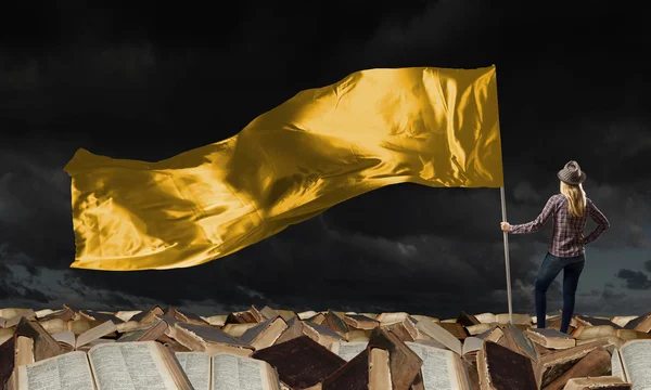 Kobieta z żółtym macha flagą — Zdjęcie stockowe