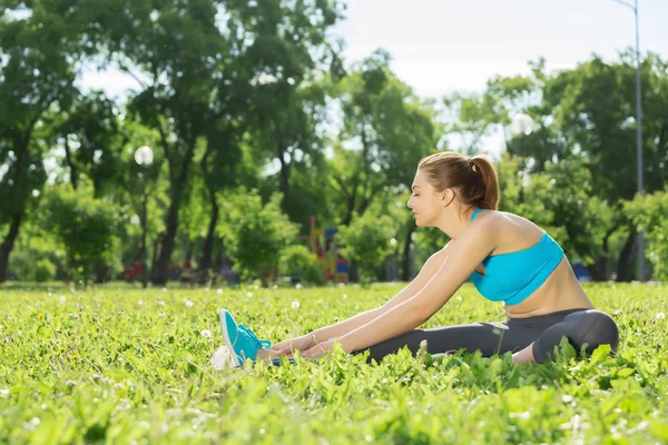 Girl practicing stretching exercises — Stock Photo, Image