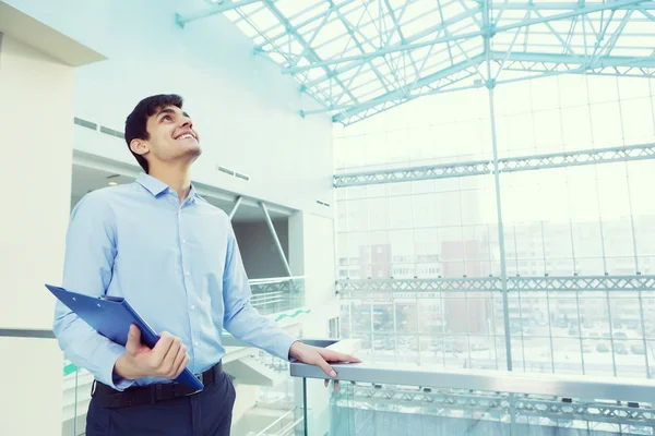 Biznesmen, opierając się na balustrady balkonowe — Zdjęcie stockowe