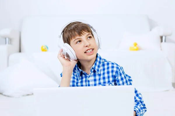 Kid enjoying leisure time — Stock Photo, Image