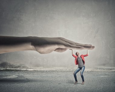 Kadın tabi yetkilisi güç