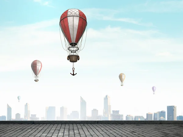 都市上空を飛行する気球 — ストック写真