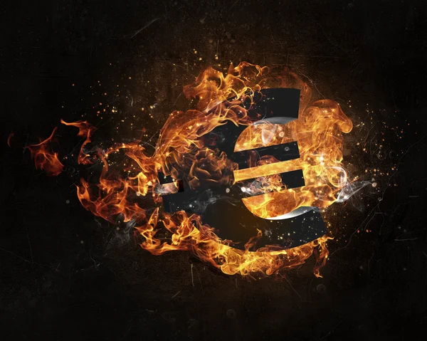 Символ евро в огне — стоковое фото