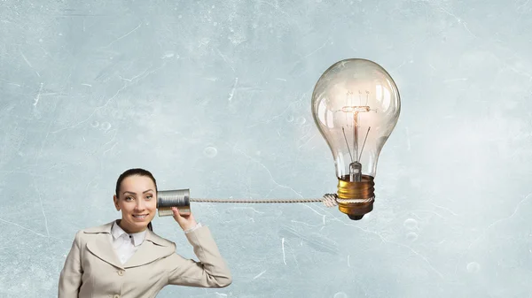 Mujer usando teléfono sordo — Foto de Stock