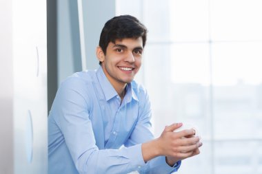 Balkon korkuluk eğilerek işadamı