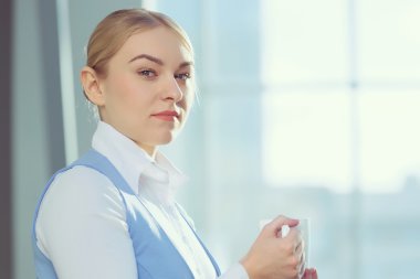 Çekici kadın ofis binası