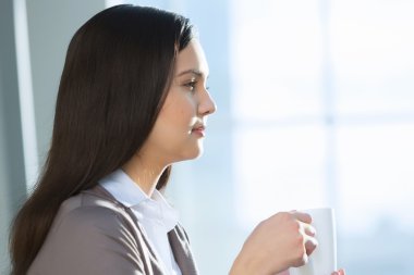 Çekici kadın ofis binası