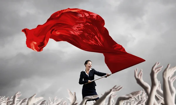 Mulher acenando bandeira vermelha — Fotografia de Stock