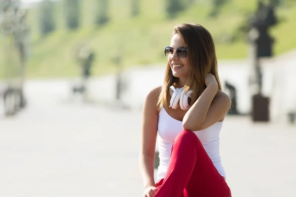 Adolescente chica teniendo tiempo en al aire libre — Foto de Stock