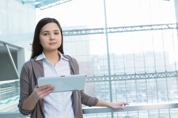 Attrayant femme dans l'immeuble de bureaux — Photo