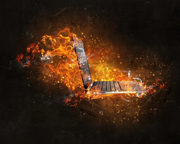 Ноутбук горить з вогнем — стокове фото