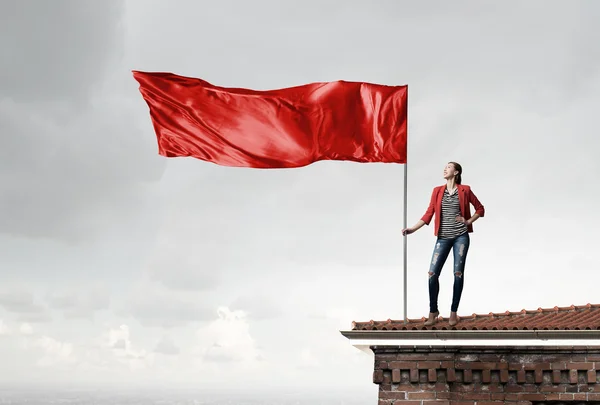 Nő gazdaság piros zászló — Stock Fotó