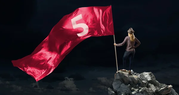 Femme avec drapeau rouge ondulant — Photo