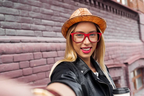 Meisje bezoeken van toeristische attracties — Stockfoto