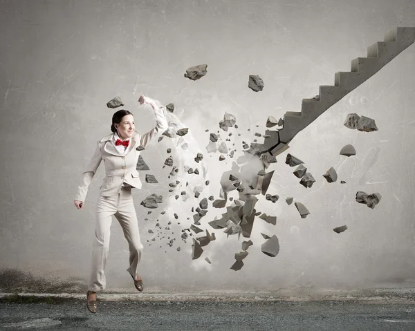 Mujer rompiendo escalera — Foto de Stock